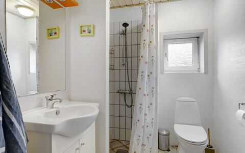 Asdis - 2.8Km from the Sea: Wall, Plumbing Fixture, Bathroom Sink, Flooring, Interior Design, Sink, Floor, Bathroom, Ceiling, Toilet