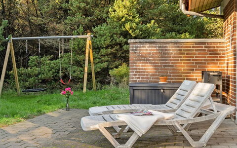 Reinbald - 1Km from the Sea: Furniture, Wood, Outdoor Furniture, Chair, Sunlounger, Hardwood, Wood Stain, Shade, Garden, Backyard
