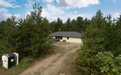 Micke - 3.2Km from the Sea: Shrub, Urban Design, Groundcover, Brick, Apartment, Estate, Brickwork, Balcony, Landscaping
