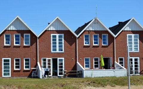 Lynne - 2.3Km from the Sea: Window, Facade, Home, House, Residential Area, Cottage, Siding, Sash Window, Estate, Lawn