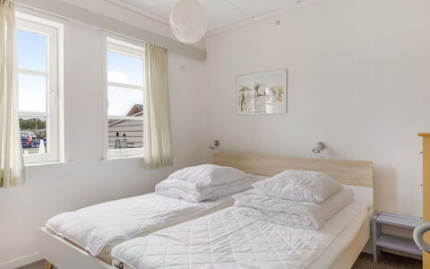 Lynne - 2.3Km from the Sea: Bed, Bedroom, Floor, Interior Design, Bedding, Wood, Furniture, Bed Sheet, Flooring, Ceiling