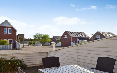 Lynne - 2.3Km from the Sea