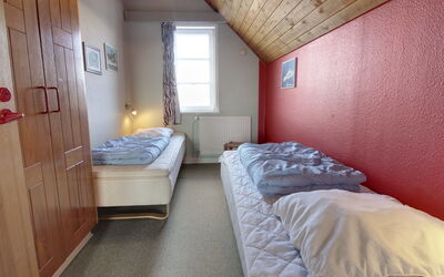 Lynne - 2.3Km from the Sea