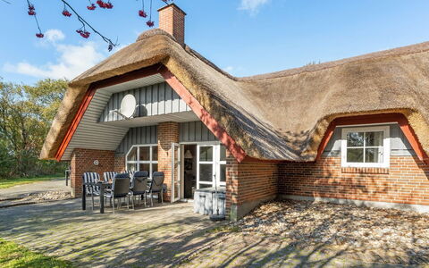 Albin - 2.8Km from the Sea: Roof, House, Residential Area, Home, Estate, Cottage, Design