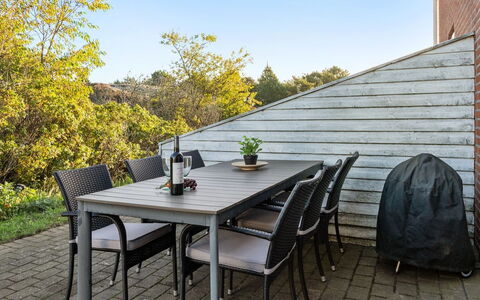 Enita - 2.3Km from the Sea: House, Roof, Home, Cottage, Shed, Garden Buildings, Siding, Yard, Log Cabin, Hut