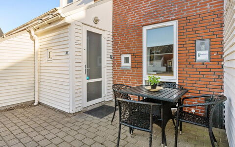 Enita - 2.3Km from the Sea: House, Roof, Home, Cottage, Shed, Garden Buildings, Siding, Yard, Log Cabin, Hut