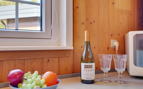 Mariette - 3.1Km from the Sea: Glass, Drinkware, Serveware, Wood Stain, Varnish, Food, Hardwood, Glass Bottle, Bottle