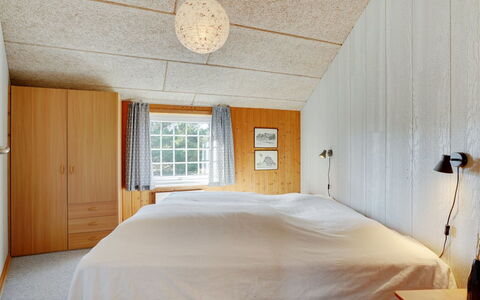 Mariette - 3.1Km from the Sea: Wood, Flooring, Ceiling, Interior Design, Floor, Bedroom, Lighting, Bed, Furniture, Room