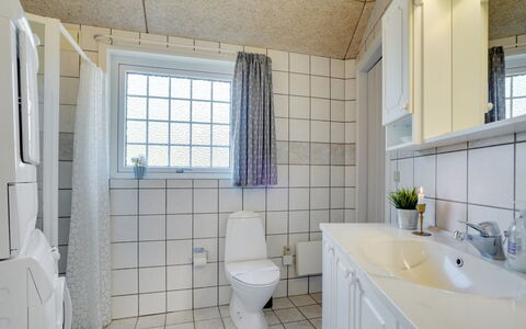Mariette - 3.1Km from the Sea: Plumbing Fixture, Flooring, Floor, Sink, Plumbing, Ceiling, Tap, Composite Material, Tile, Bathroom