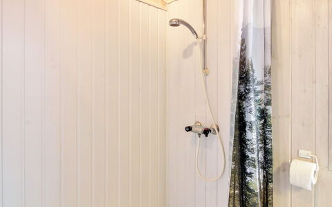 Elsbeth - 500M from the Sea: Wood, Flooring, Interior Design, Floor, Plumbing Fixture, Ceiling, Bathroom, Room, Plumbing, Linens
