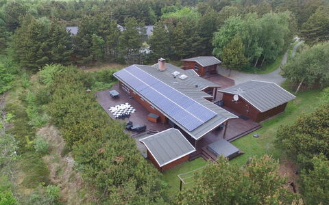 Patrizia - 1Km from the Sea: Building, House, Window, Home, Roof, Residential Area, Shrub, Cottage, Land Lot