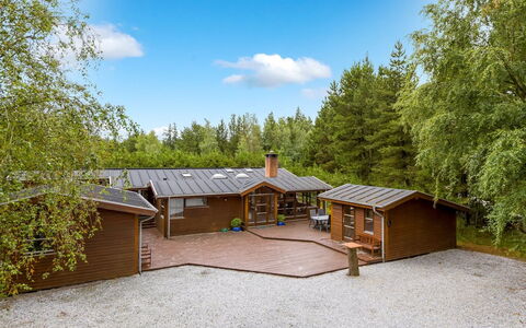 Patrizia - 1Km from the Sea: Building, House, Window, Home, Roof, Residential Area, Shrub, Cottage, Land Lot