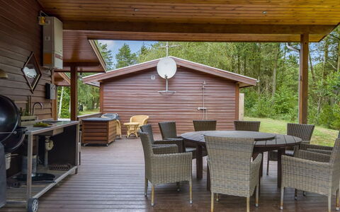Patrizia - 1Km from the Sea: Building, House, Window, Home, Roof, Residential Area, Shrub, Cottage, Land Lot