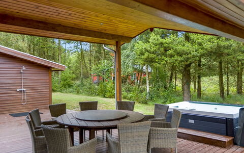 Patrizia - 1Km from the Sea: Building, House, Window, Home, Roof, Residential Area, Shrub, Cottage, Land Lot