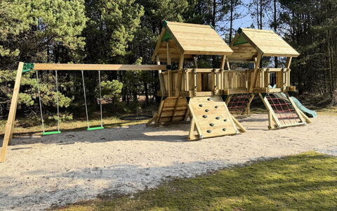 Patrizia - 1Km from the Sea: Building, House, Window, Home, Roof, Residential Area, Shrub, Cottage, Land Lot