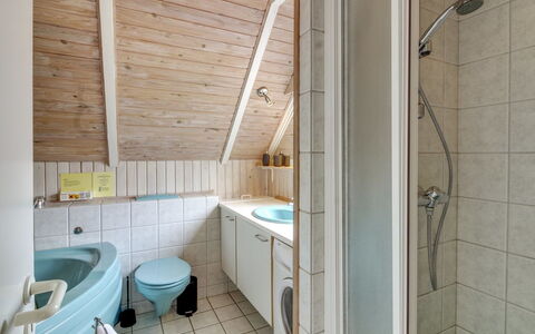 Dida - 3.1Km from the Sea: Wood, Plumbing Fixture, Flooring, Floor, Interior Design, Plumbing, Ceiling, Tap, Bathroom, Room