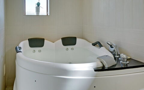 Merisa - 2.5Km from the Sea: Bathtub, Plumbing Fixture, Bathroom, Plumbing, Tap, Jacuzzi, Sink, Design