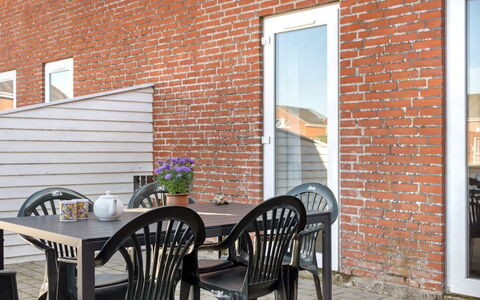 Odger - 2.3Km from the Sea: Roof, House, Land Lot, Home, Cottage, Estate, Garden Buildings, Shade, Log Cabin, Landscaping