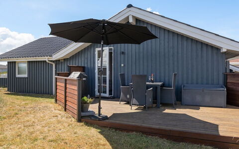 Freek - 400M from the Sea: Grass, House, Roof, Home, Cottage, Shrub, Land Lot, Rural Area, Farmhouse, Groundcover