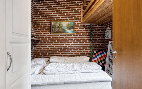 Sedine - 3.9Km from the Sea: Wall, Wood, Bedroom, Furniture, Interior Design, Bed, Floor, Flooring, Bedding, Bed Sheet