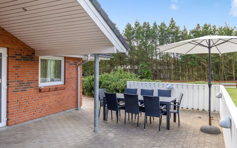 Taisto - 1.8Km from the Sea: Shrub, Urban Design, Groundcover, Brick, Apartment, Estate, Brickwork, Balcony, Landscaping