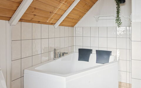Urpo - 6Km from the Sea: Flooring, Plumbing Fixture, Interior Design, Floor, Bathroom, Ceiling, Bathtub, Tap, Plumbing, Sink