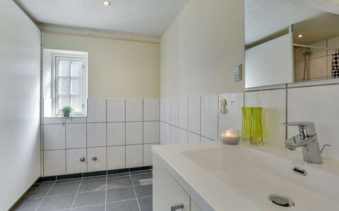 Gudmund - 3.9Km from the Sea: Flooring, Plumbing Fixture, Wall, Bathroom, Floor, Interior Design, Bathroom Sink, Sink, Ceiling, Tap