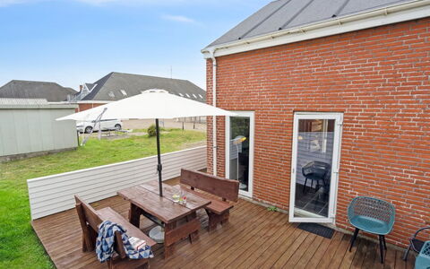 Edly - 2.3Km from the Sea: House, Roof, Home, Cottage, Shed, Garden Buildings, Siding, Yard, Log Cabin, Hut