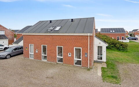 Edly - 2.3Km from the Sea: House, Roof, Home, Cottage, Shed, Garden Buildings, Siding, Yard, Log Cabin, Hut