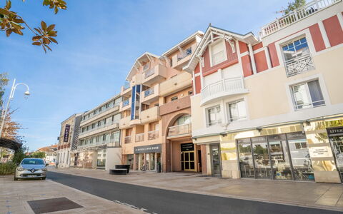 Résidence de la Plage: Sky, Building, Window, Car, Cloud, Urban Design, Vehicle, Tree, Road Surface, Residential Area