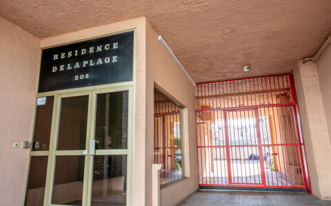 Résidence de la Plage: Wood, Floor, Facade, Brick, Flooring, Composite Material, Hardwood, Building