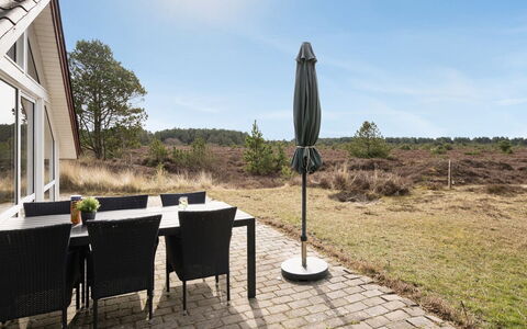 Alfwin - 3Km from the Sea: Building, House, Window, Home, Roof, Residential Area, Shrub, Cottage, Land Lot