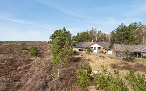 Alfwin - 3Km from the Sea: Building, House, Window, Home, Roof, Residential Area, Shrub, Cottage, Land Lot