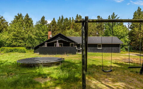 Jul - 900M from the Sea: Grass, Land Lot, Rural Area, Cottage, Lawn, Shade, Garden, Garden Buildings, Backyard, Landscaping