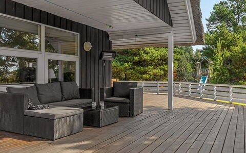 Lin - 2.9Km from the Sea: Wood, Porch, Wood Flooring, Flooring, Floor, Hardwood, Deck, Plank, Composite Material, Wood Stain
