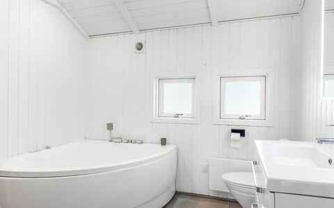 Lin - 2.9Km from the Sea: Plumbing Fixture, Bathroom, Flooring, Floor, Interior Design, Ceiling, Tap, Plumbing, Sink, Bathtub
