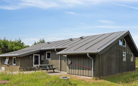 Erlinda - 3.1Km from the Sea: Plant Community, Sunlight, Herbaceous Plant, Garden, Plantation, Agriculture, Farm