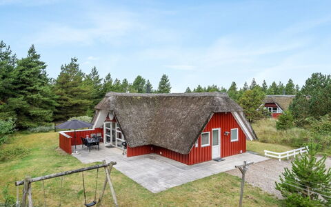 Gunlög - 3.1Km from the Sea: Architecture, Roof, Home, Composite Material, Daylighting, Siding, Driveway