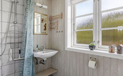 Amaja - 1.9Km from the Sea: Wood, Flooring, Interior Design, Floor, Plumbing Fixture, Room, Ceiling, Plumbing, Bathroom, Tap