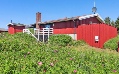 Kalf - 400M from the Sea: Home, Cottage, Porch, Hardwood, Siding, Deck, Shade, Plank, Estate, Garden Buildings