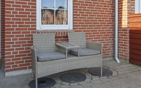 Eda - 3.5Km from the Sea: Shrub, Urban Design, Groundcover, Brick, Apartment, Estate, Brickwork, Balcony, Landscaping