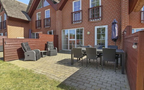 Eda - 3.5Km from the Sea: Shrub, Urban Design, Groundcover, Brick, Apartment, Estate, Brickwork, Balcony, Landscaping