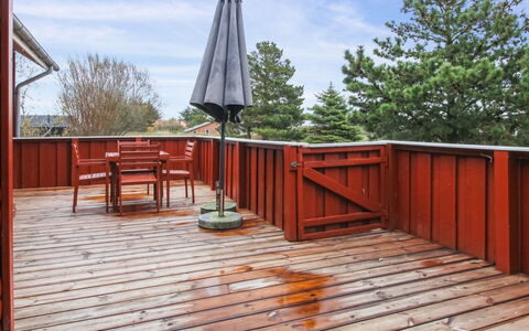 Ahnandia - 500M from the Sea: Wood, Hardwood, Wood Flooring, Wood Stain, Plank, Deck, Composite Material, Handrail, Porch, Fence