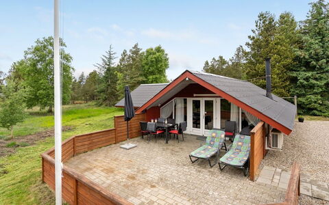 Runulf - 2.9Km from the Sea: Shrub, Urban Design, Groundcover, Brick, Apartment, Estate, Brickwork, Balcony, Landscaping