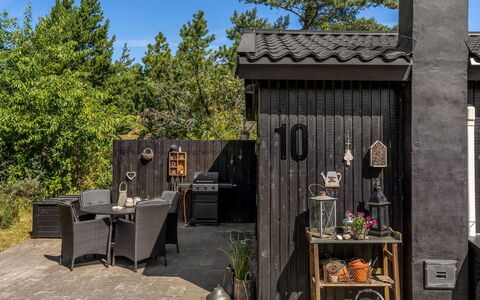Inga - 1.3Km from the Sea: Wood, Flowerpot, Garden, Cottage, Backyard, Garden Buildings, Yard, Hardwood, Landscaping, Shade