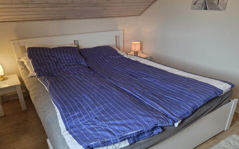 Aappo - 2.3Km from the Sea: Wood, Bedroom, Flooring, Bed, Floor, Linens, Bedding, Furniture, Bed Frame, Bed Sheet