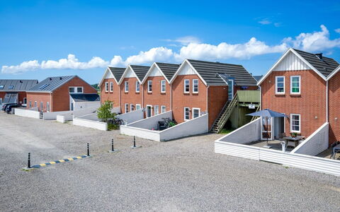 Hansia: Shrub, Urban Design, Groundcover, Brick, Apartment, Estate, Brickwork, Balcony, Landscaping