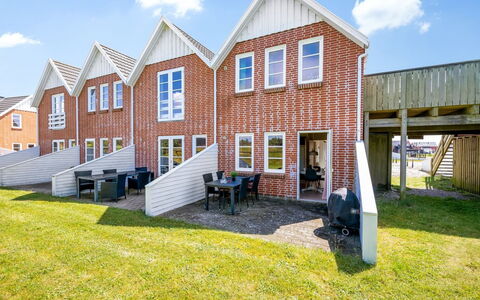 Hansia: Shrub, Urban Design, Groundcover, Brick, Apartment, Estate, Brickwork, Balcony, Landscaping