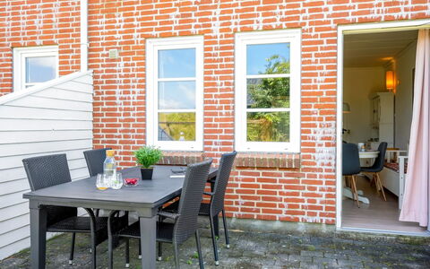 Hansia: Shrub, Urban Design, Groundcover, Brick, Apartment, Estate, Brickwork, Balcony, Landscaping