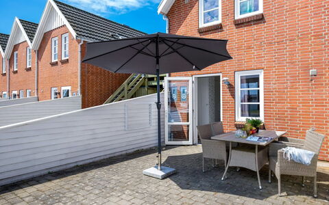 Hansia: Shrub, Urban Design, Groundcover, Brick, Apartment, Estate, Brickwork, Balcony, Landscaping
